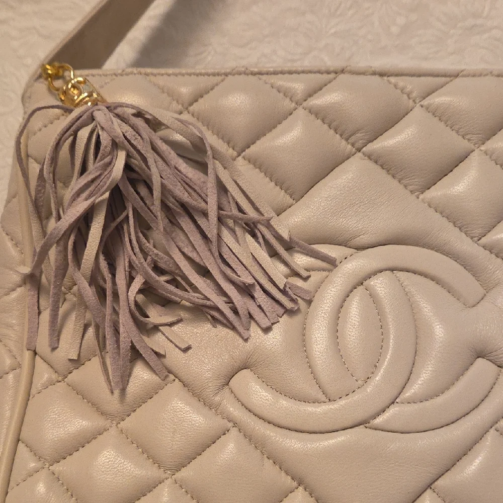 NWOT Chic Ivory Quilted Soft Genuine Leather Shoulder Bag - Picture 10 of 13